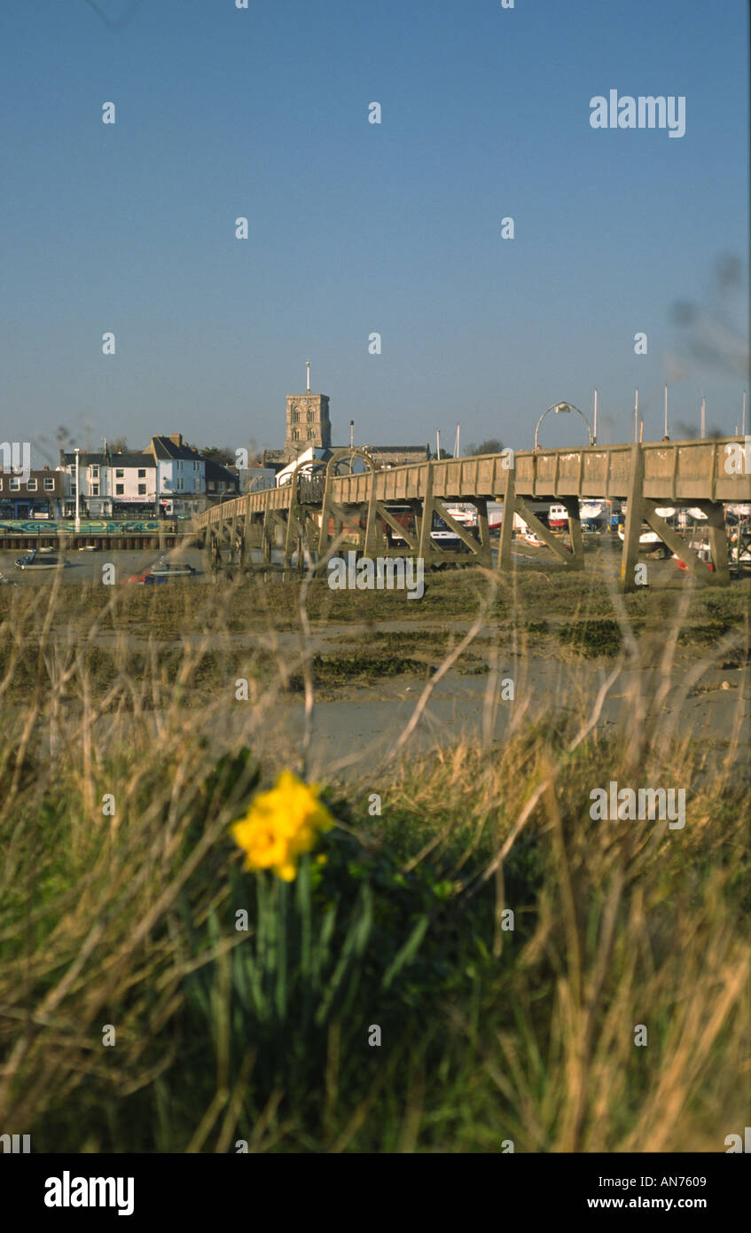 Fluss Adur Fußgängerbrücke und St Mary de Haura Church Shoreham durch Sea West Sussex England Stockfoto