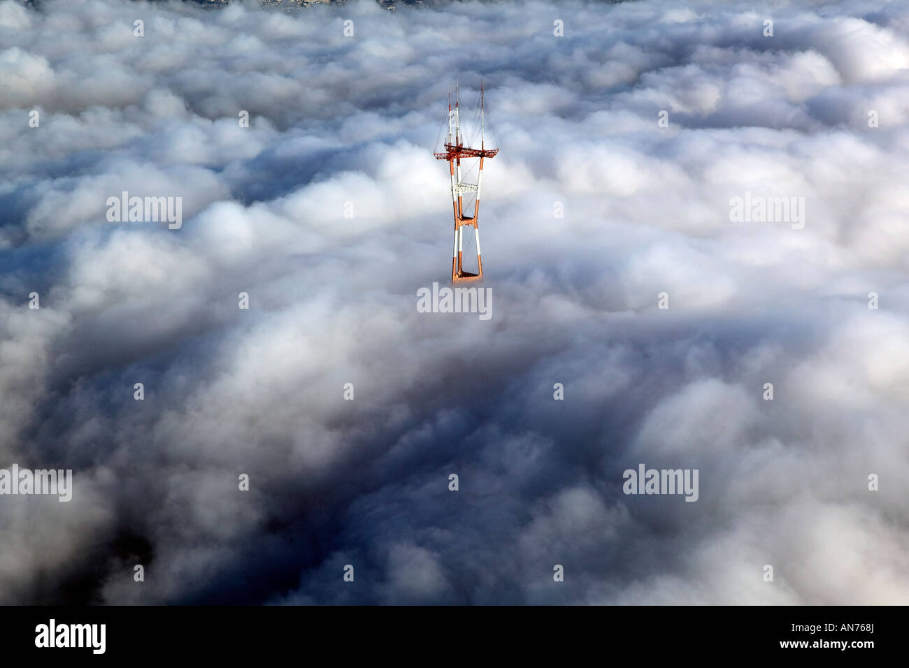 Luftbild oben Sutro Tower Twin Peaks San Francisco im Nebel Stockfoto