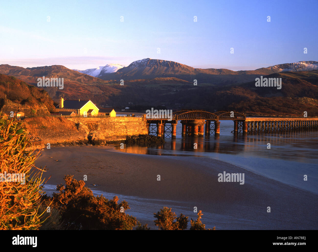 Barmouth Brücke und Mawddach Mündung bei Winter Sonnenuntergang, Blick auf Cader Idris im Schnee Gwynedd Wales UK Stockfoto