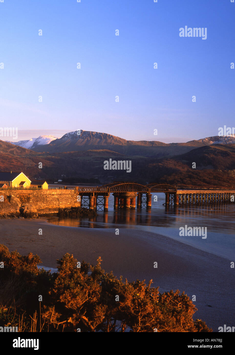 Barmouth Brücke und Mawddach Mündung bei Winter Sonnenuntergang, Blick auf Cader Idris im Schnee Gwynedd Wales UK Stockfoto