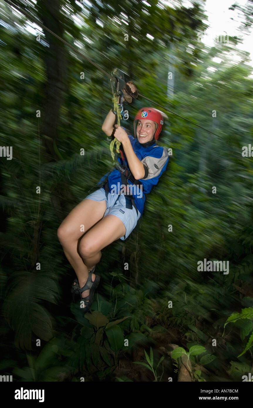 Frau auf Canopy Zipline, Turrialba, Costa Rica Stockfoto