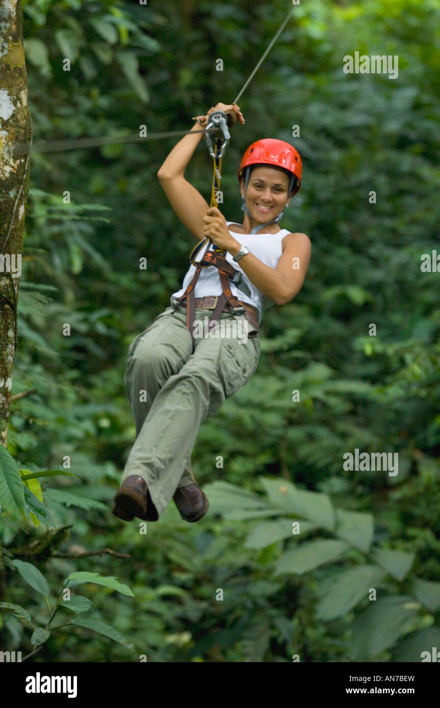 Frau auf Canopy Zipline, Turrialba, Costa Rica Stockfoto
