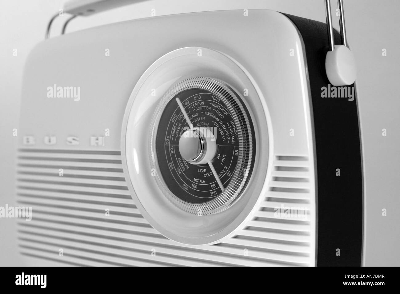 Alten batteriebetriebenes Stil Kofferradio in Mono. Stockfoto