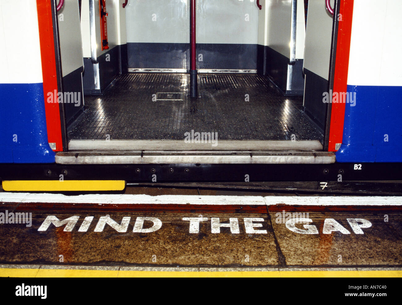 Achtung, Zwischenraum London underground Stockfoto