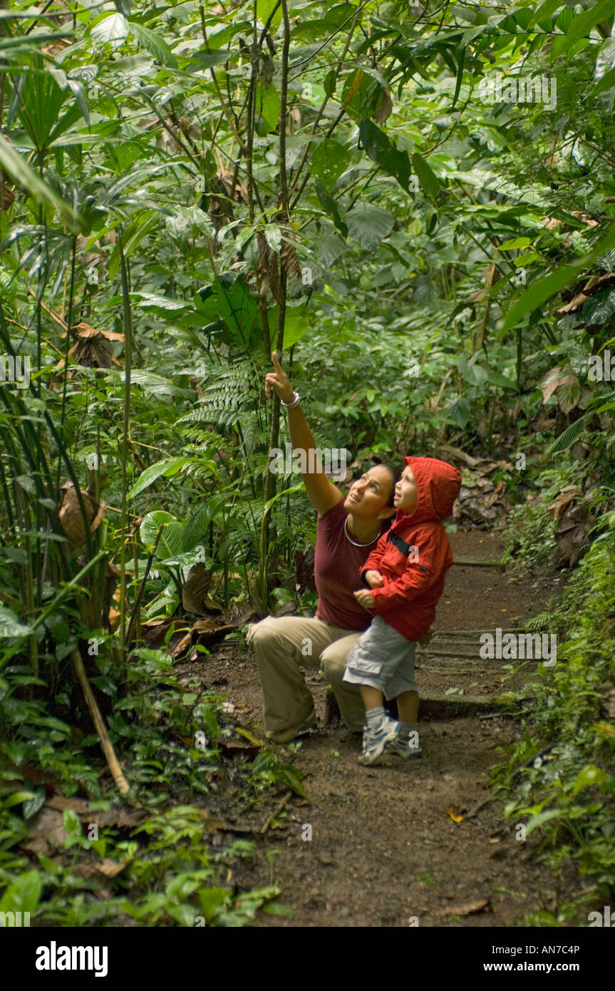 Mutter und Sohn entdecken Sie Regenwald, Arenal Hängebrücken, Vulkan Arenal, COSTA RICA Stockfoto