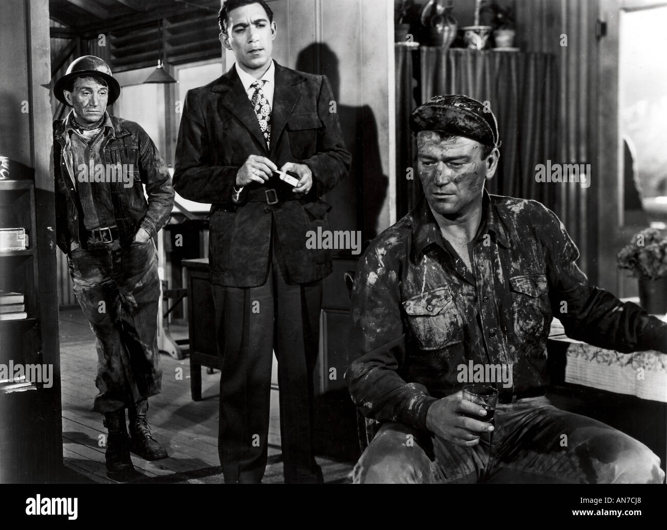 TYCOON 1947 RKO Films mit Antony Quinn im Centre und John Wayne auf der rechten Seite Stockfoto