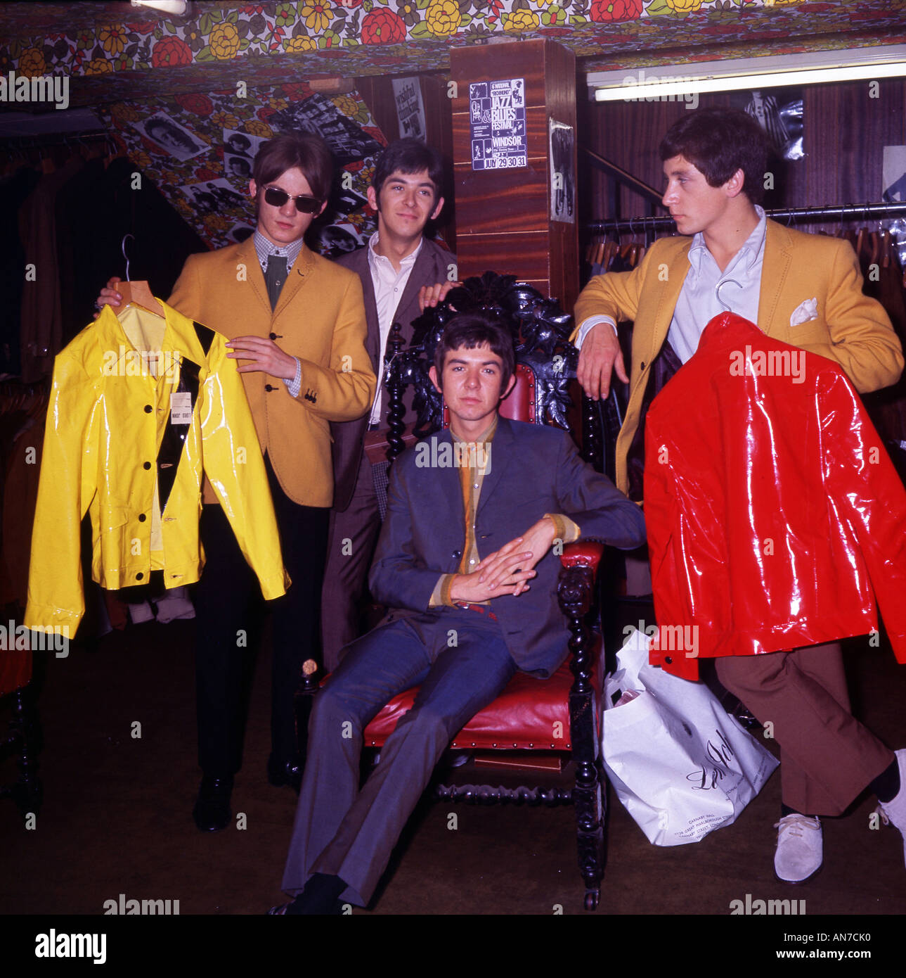 SMALL FACES UK-pop-Gruppe in der Carnaby Street, London, Einkaufen im April 1966 - siehe Beschreibung unten. Foto Tony Gale Stockfoto
