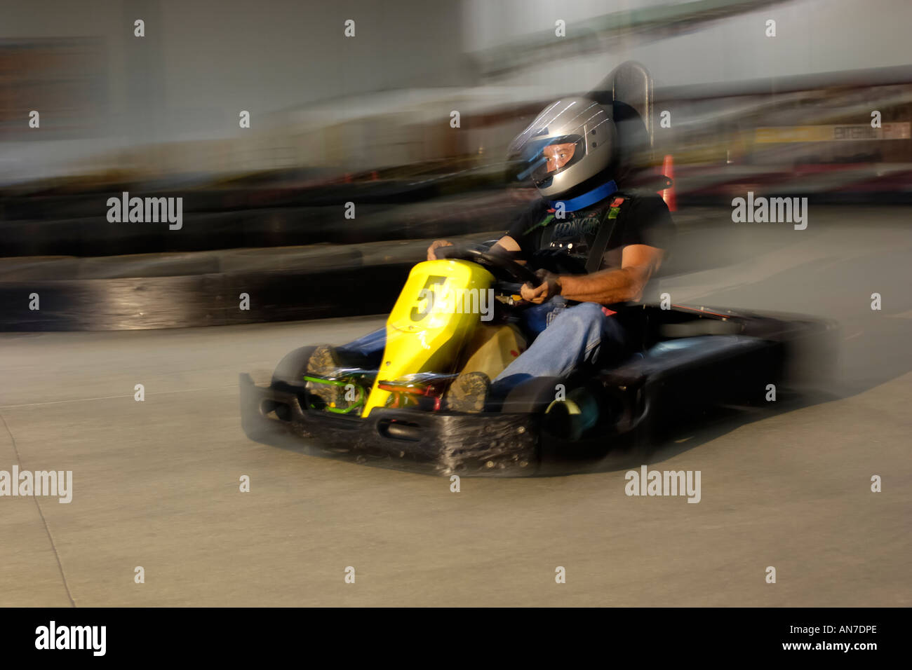 Mann ein Go-Kart fahren, bei einer indoor-Kart-Anlage Stockfoto