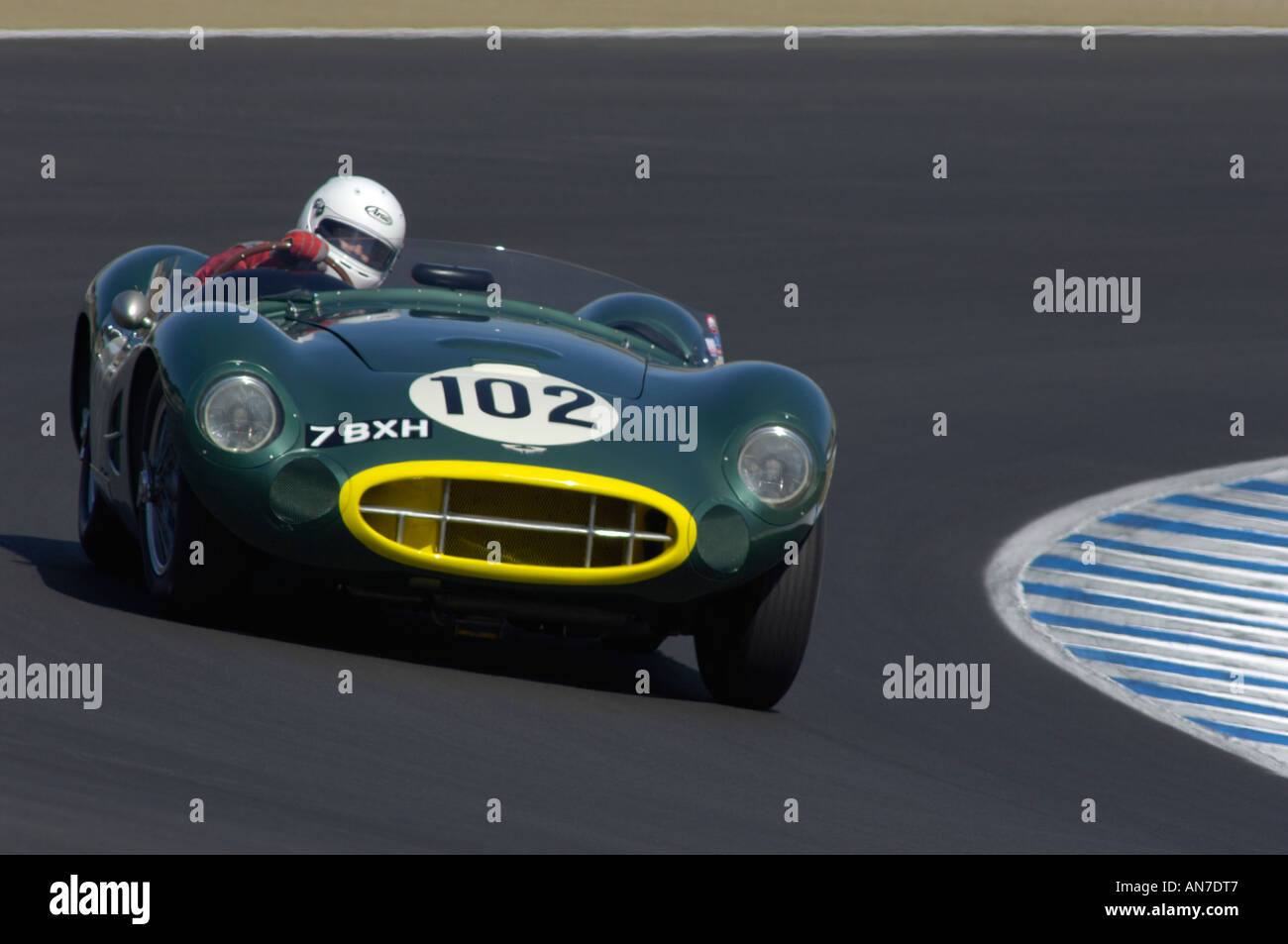 Greg Witten Rennen seine 1957 Aston Martin DBR2 auf der 33. Monterey Historic Automobil Rennen 2006 Stockfoto