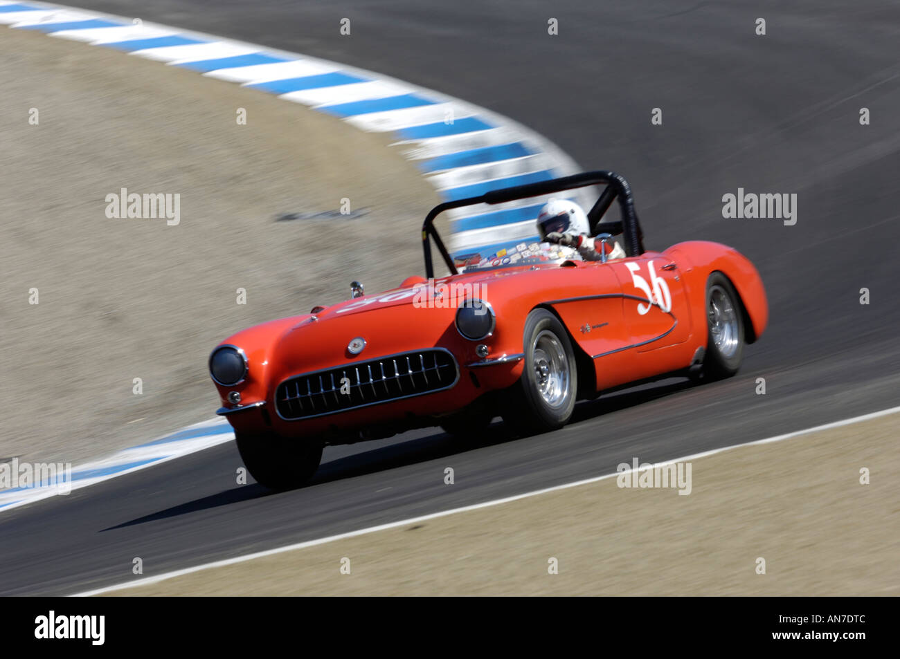 Brian Hill Rennen seinen 1956 Corvette Roadster auf der 33. Rolex Monterey Historic Automobil Rennen 2006 Stockfoto