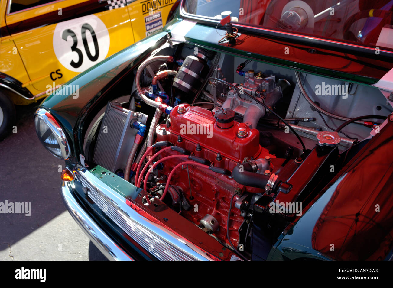 1965 Austin Mini Cooper S mit Kapuze öffnen und Motor sichtbar Stockfoto