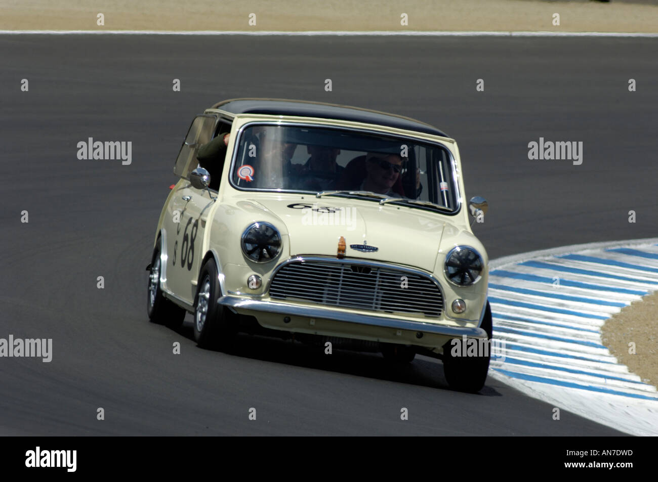 Andrew Nelson Rennen 1965 Austin Mini Cooper S auf der 33. Rolex Monterey Historic Automobil Rennen 2006 Stockfoto