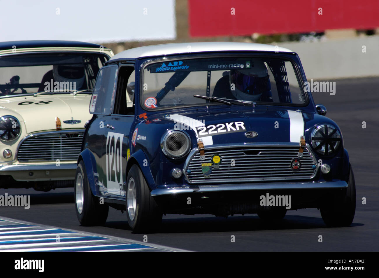 Zwei Austin Mini Coopers Rennen bei den 2006 Rolex Monterey Historic Automobil Rennen Stockfoto