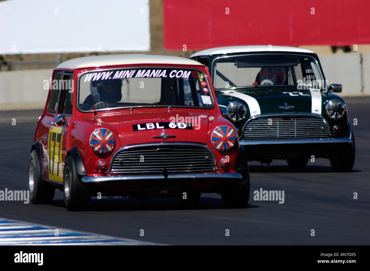 Zwei Austin Mini Coopers Rennen bei den 2006 Monterey Historic Automobil Rennen Stockfoto
