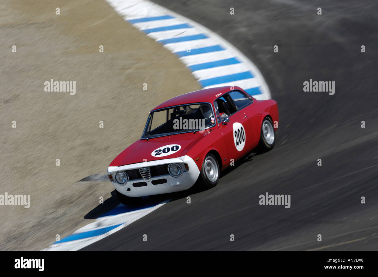 Heather Mozart ihr 1965 Alfa Romeo GTA-Rennen bei den 2006 Monterey Historic Automobil Rennen Stockfoto