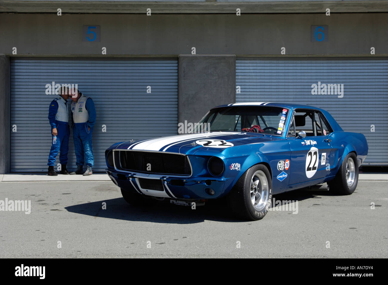 Gary Goeringer 1968 Ford Mustang auf der 2006 Rolex Monterey historischen Autorennen Stockfoto