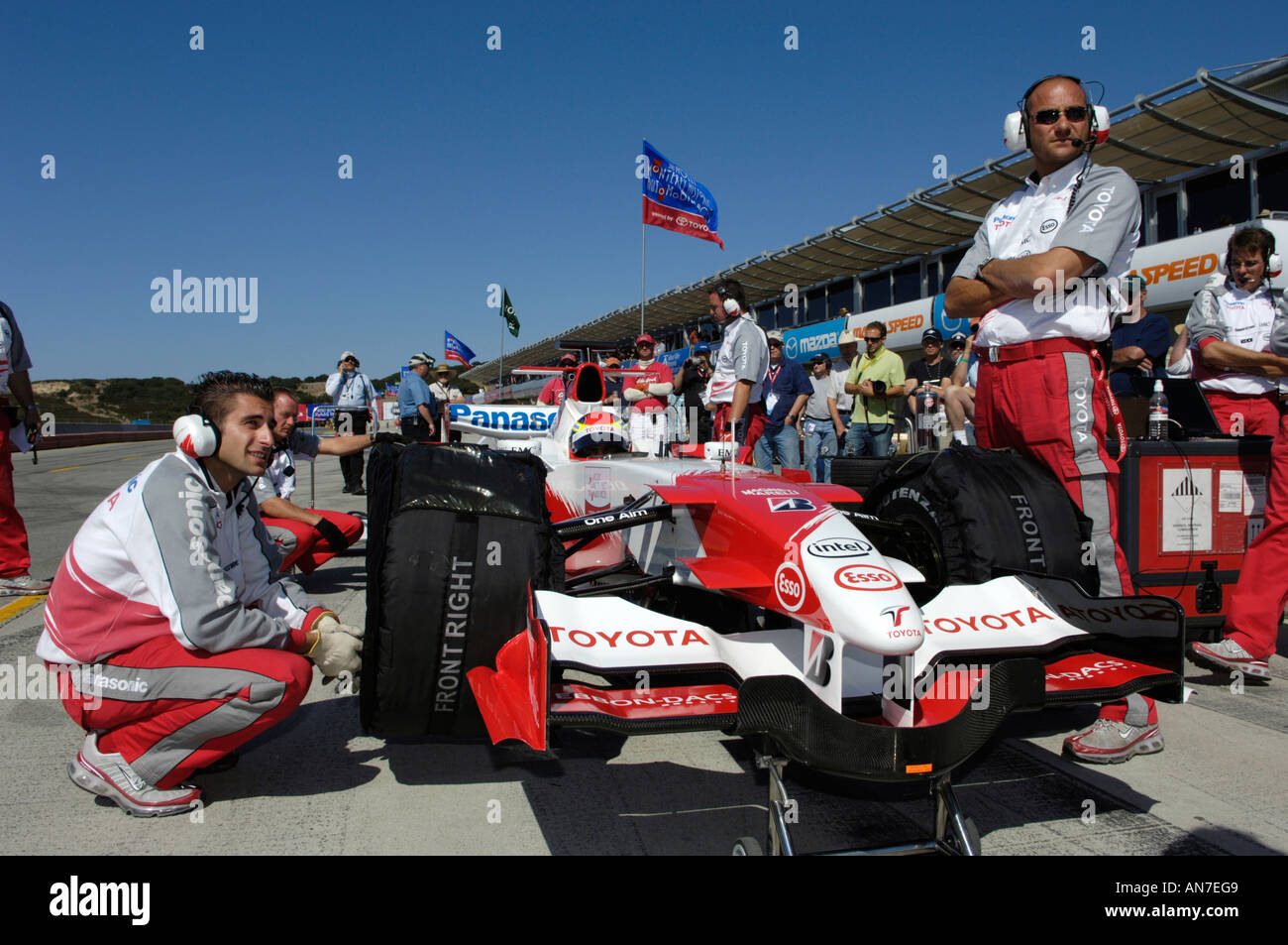 Toyota-Testfahrer Ricardo Zonta in seinem TF106 warten für Demonstration Runden auf dem Monterey Historic Automobil Rennen 2006 Stockfoto