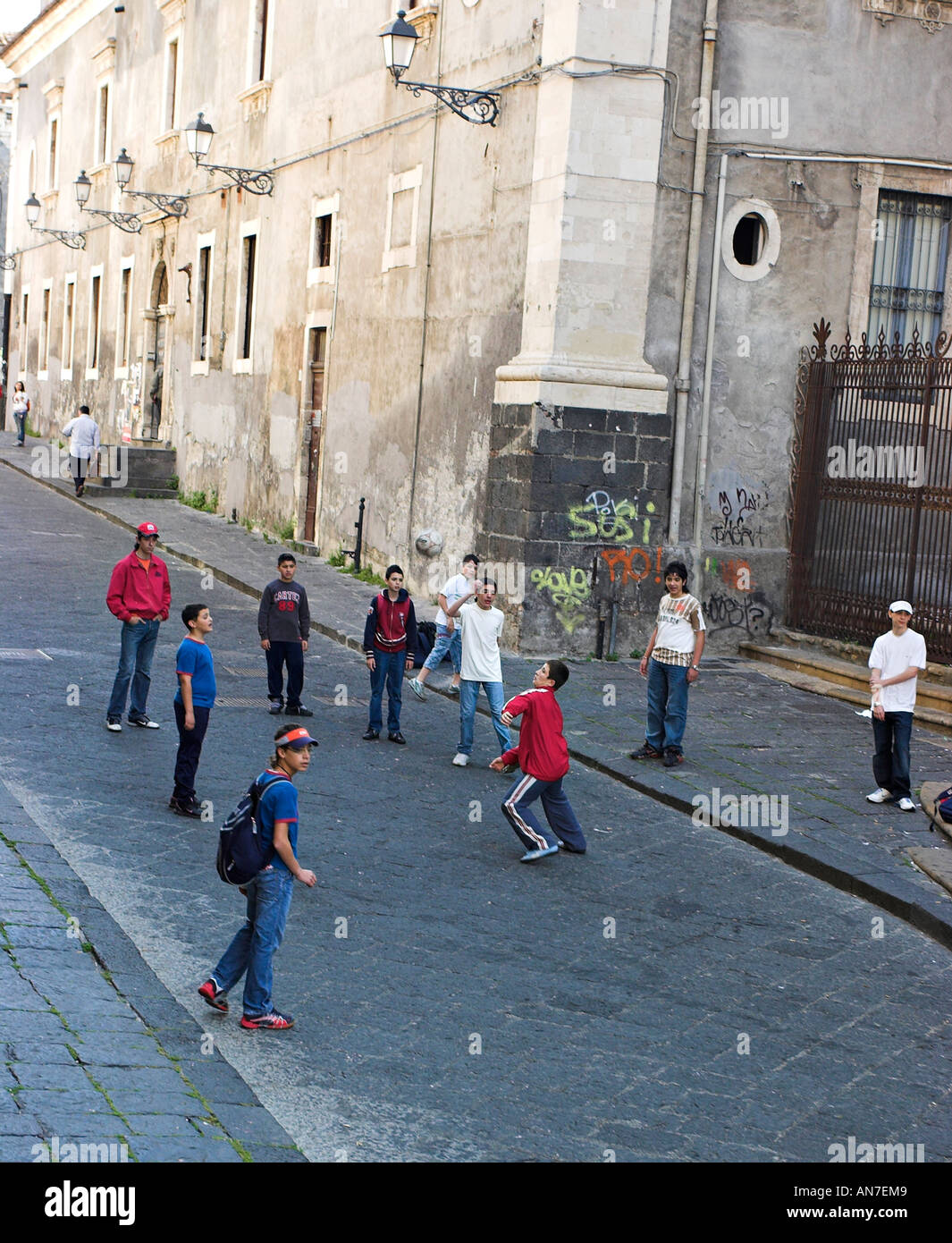 Eine Gruppe von jungen spielt eine informeller Fußball-Spiel in den Straßen, umgeben von historischen Altbauten Stockfoto