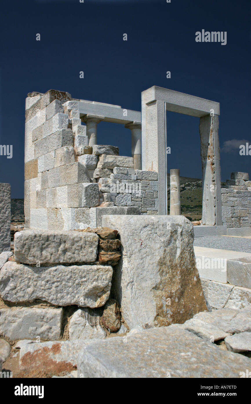 Demeter-Tempel-Portale hellen Marmor Ruinen des Gyroulas oder Demeter-Tempel gegen einen dunkelblauen Himmel Stockfoto