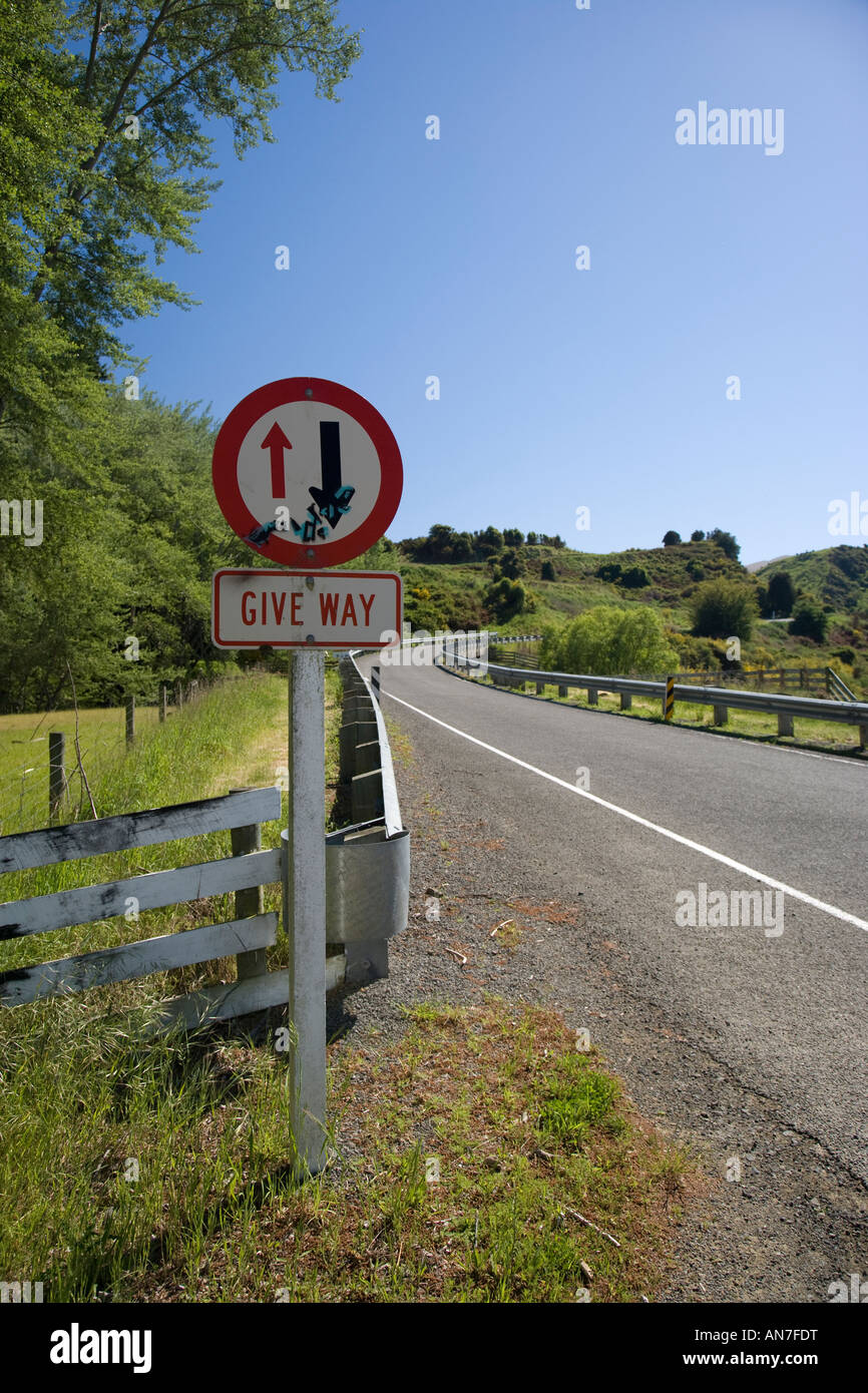 Ein Straßenschild in Neuseeland Warnung auf den kommenden Verkehr weichen Stockfoto