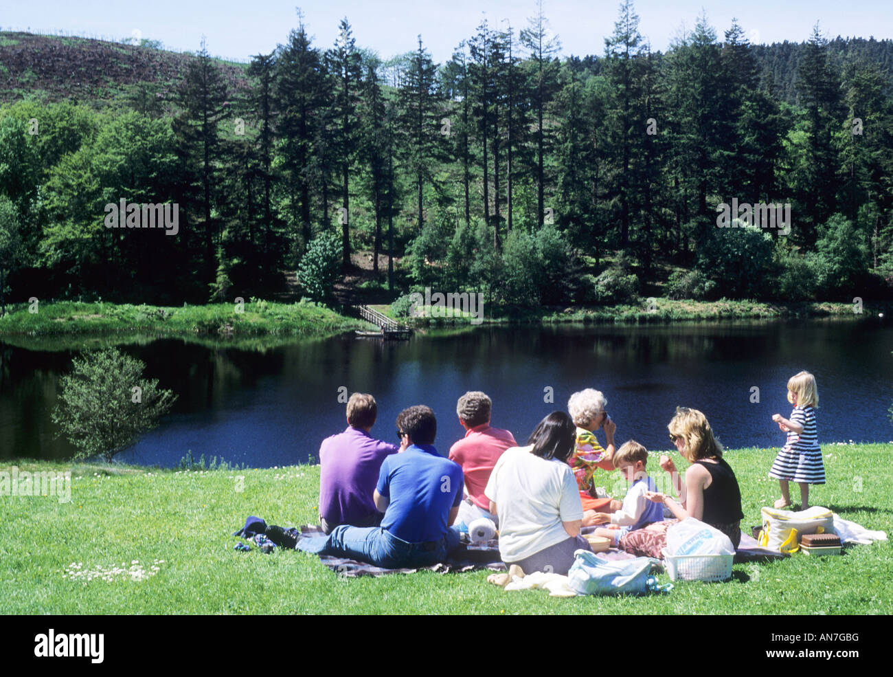 Familie Picknick Cragside Country Park Northumberland England UK Eltern Kinder Essen im freien Landschaft See Stockfoto