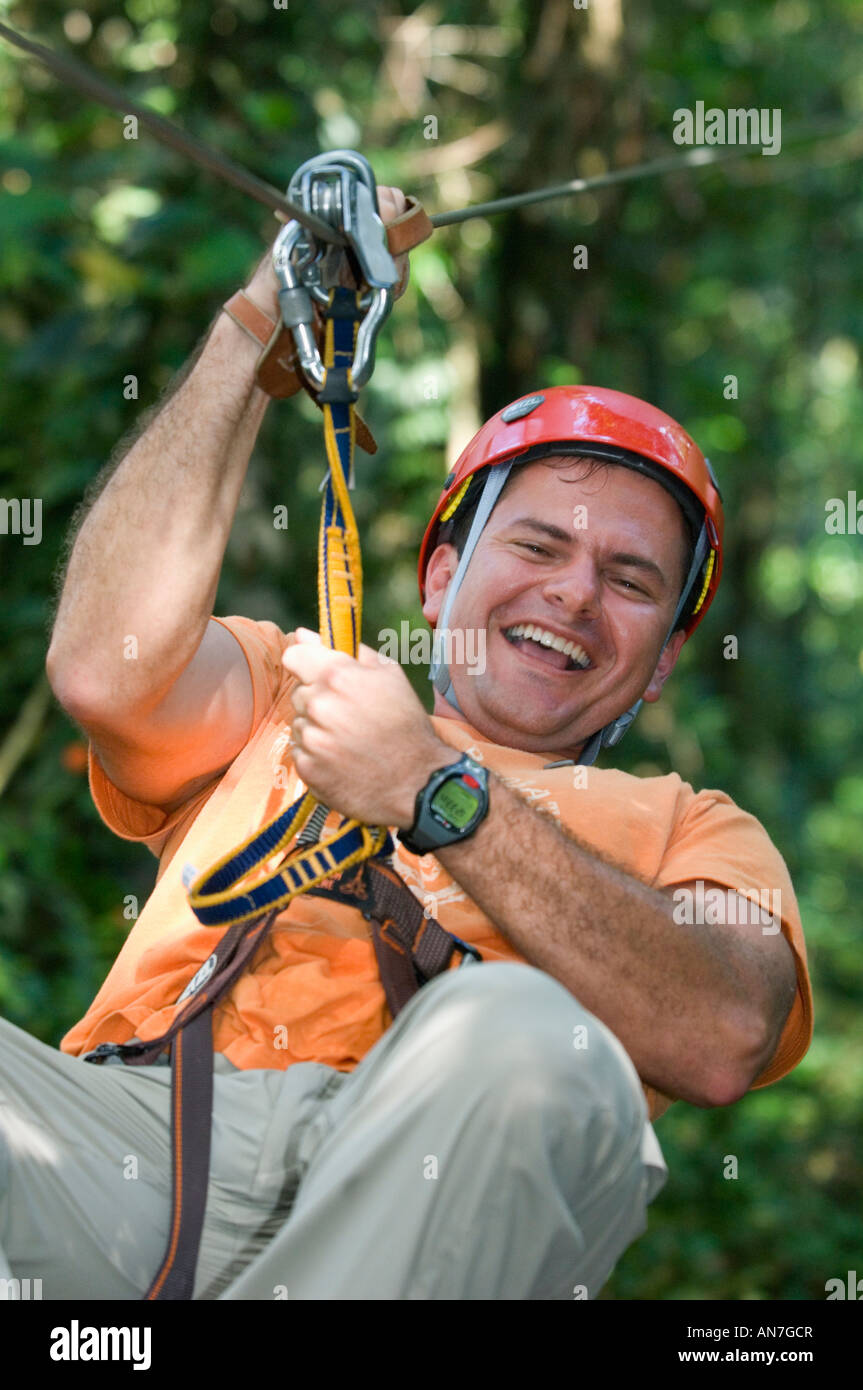 Mann Ziplining, Aventuras del Sarapiqui, Costa Rica Stockfoto