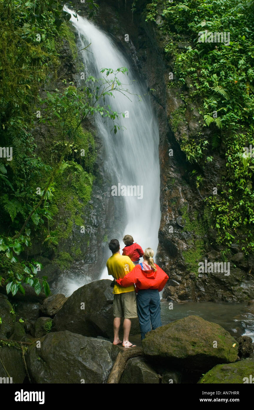 Familie und Wasserfall, Arenal Hängebrücken, Costa Rica Stockfoto
