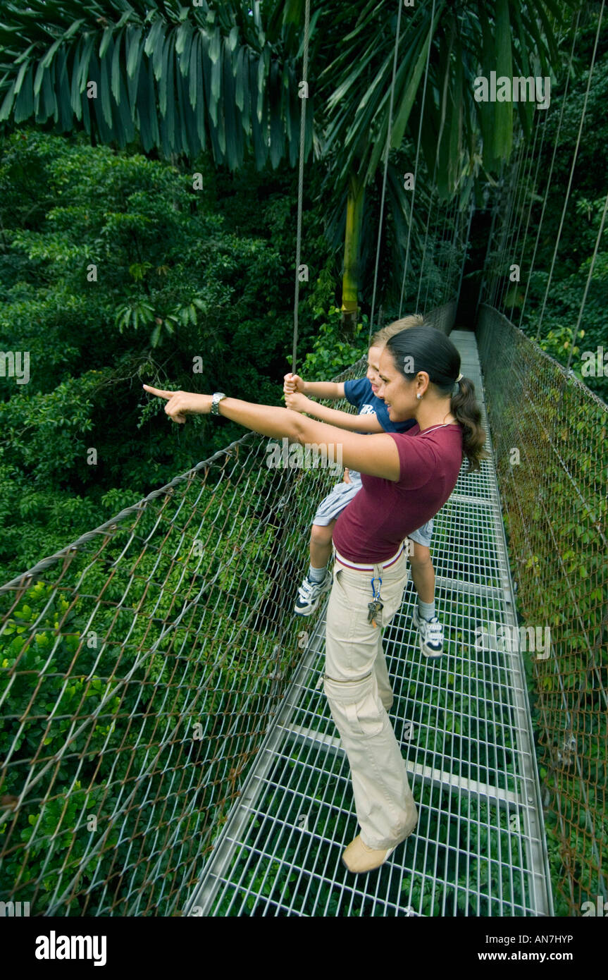 Mutter und Sohn auf Hängebrücken Arenal, Costa Rica Stockfoto