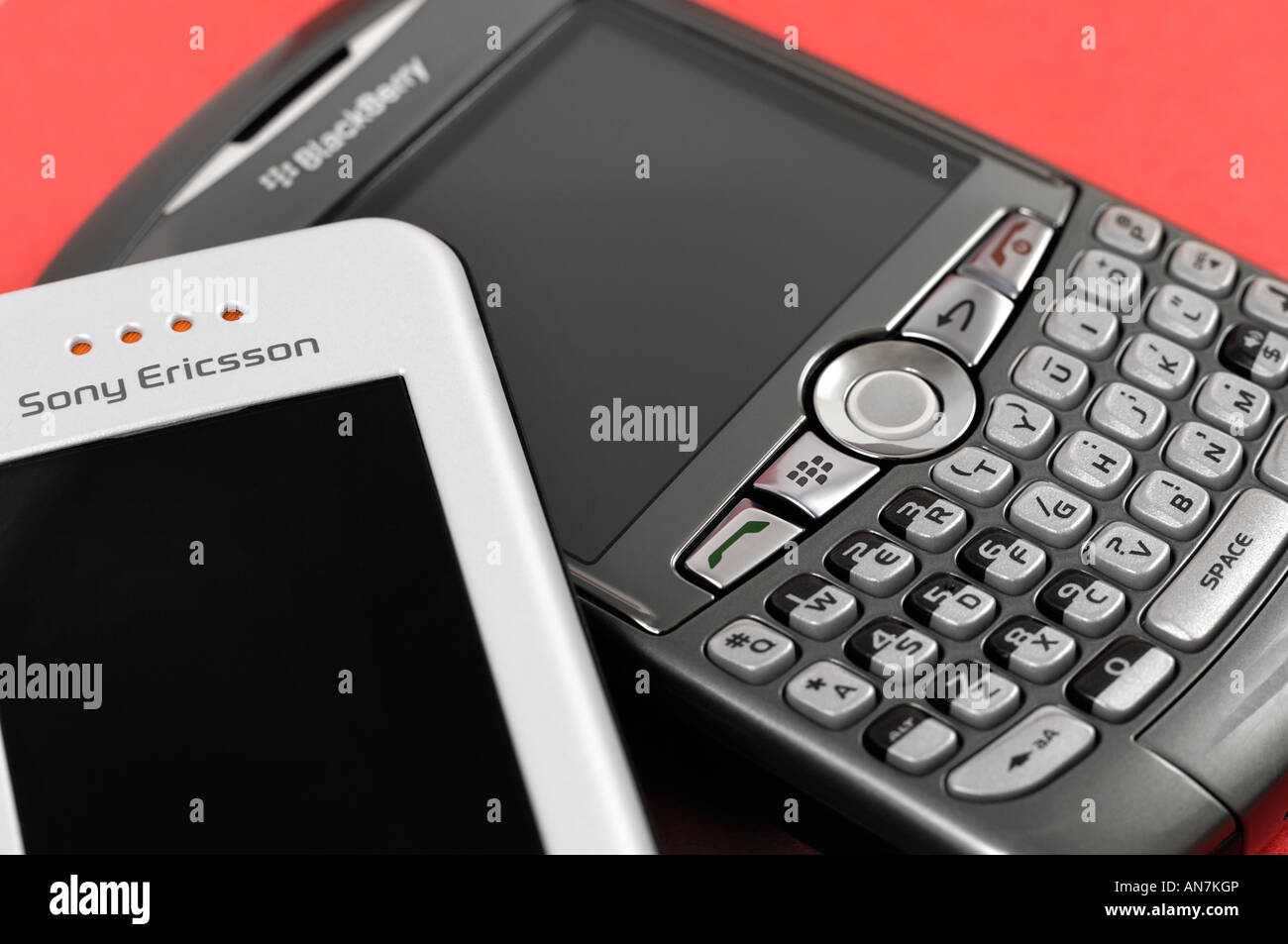 BlackBerry 8310 Curve Smartphone und Sony Ericsson W580 Handy-Nahaufnahme Stockfoto