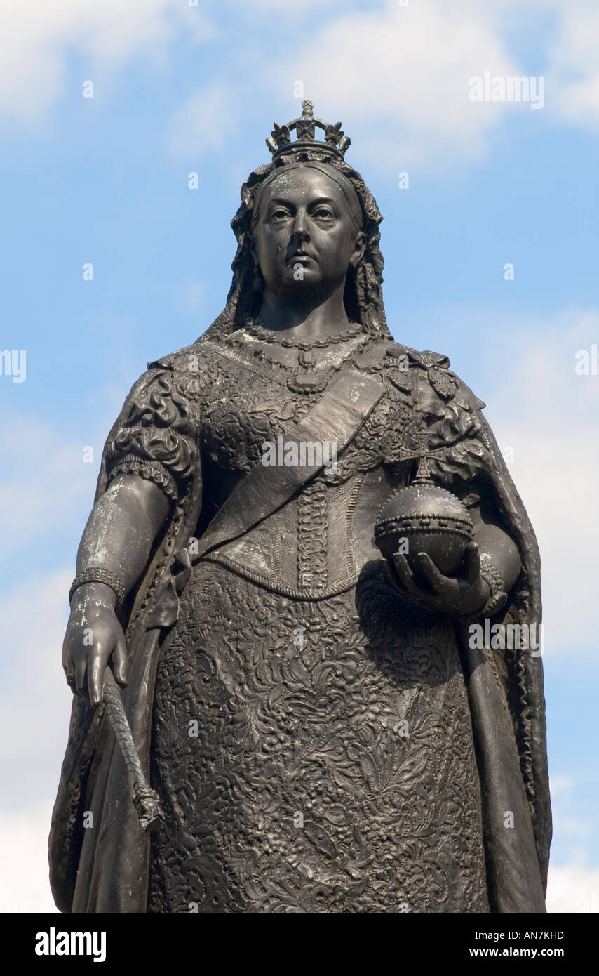 Statue der Königin Victoria in Windsor High Street Windsor Castle Berkshire England HOMER SYKES Stockfoto