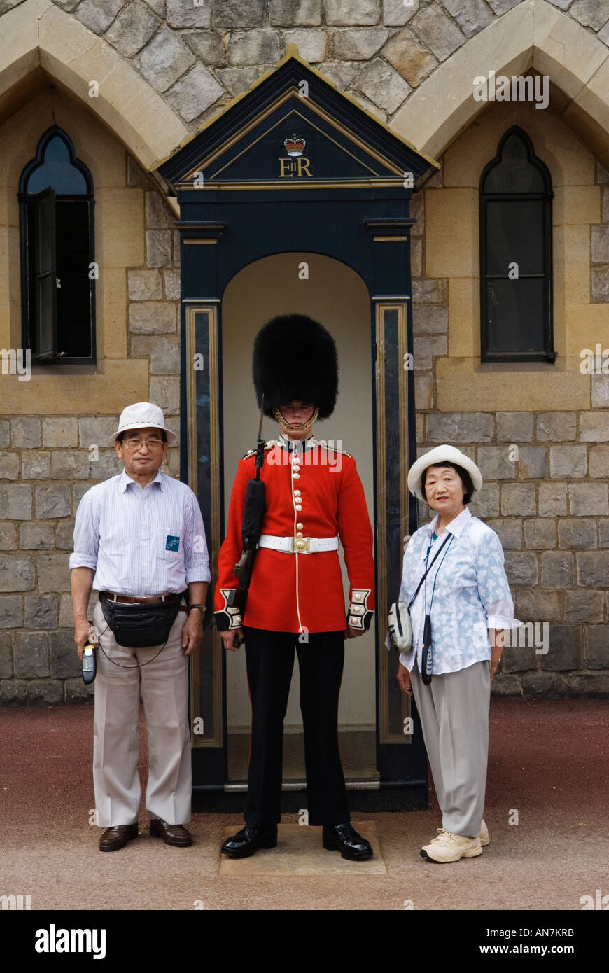 Japanische Touristen Windsor Castle posieren für ein Foto mit einem Soldaten im Dienst in der Wachtbox Berkshire England 2006 2000er Jahre UK HOMER SYKES Stockfoto