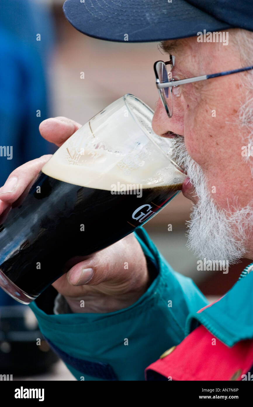 Alter Mann einen Guinness trinken Stockfoto