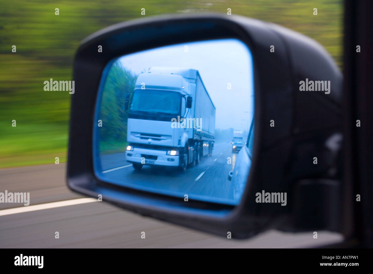 LKW im Außenspiegel des Autos zu artikulieren Stockfoto