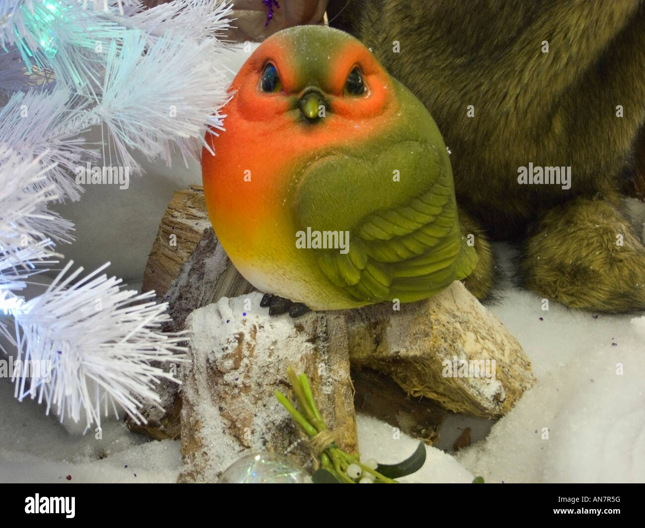 Großes Spielzeug Robin Redbreast als Teil der Einzelhandelsweihnachtsanzeige Stockfoto