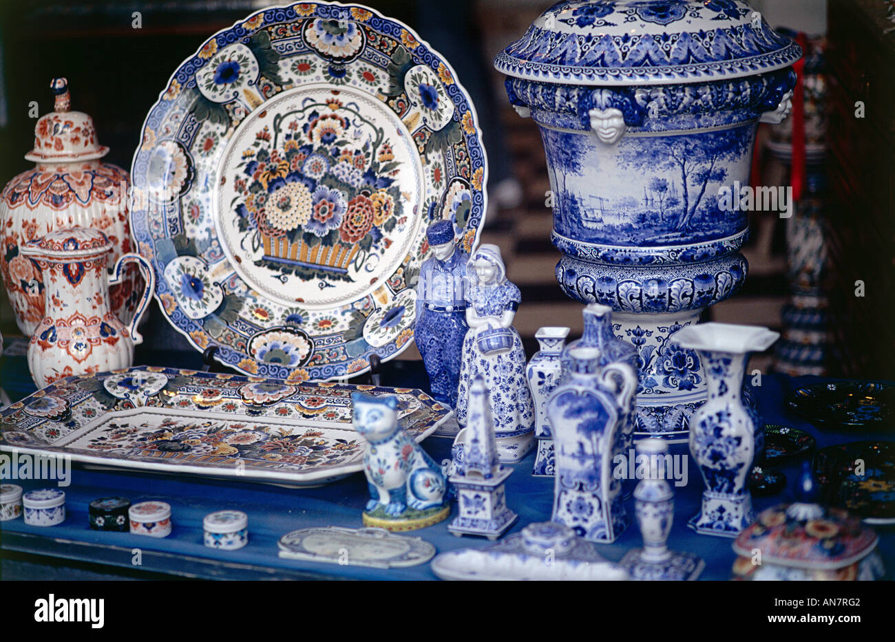 Detail einer Vielzahl der Teller Vasen und andere Gegenstände aus der leichten blau glasiertem Steingut in Delfter Blau gestaltet produziert noch in mehreren Fabriken in der Stadt Delft Stockfoto