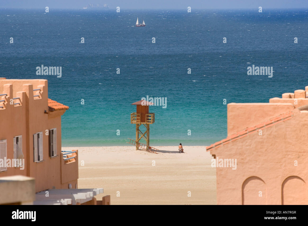 Tarifa Costa del la Luz Cadiz Provinz Spanien Rettungsschwimmer-Turm am Strand von Las Lanzen Stockfoto