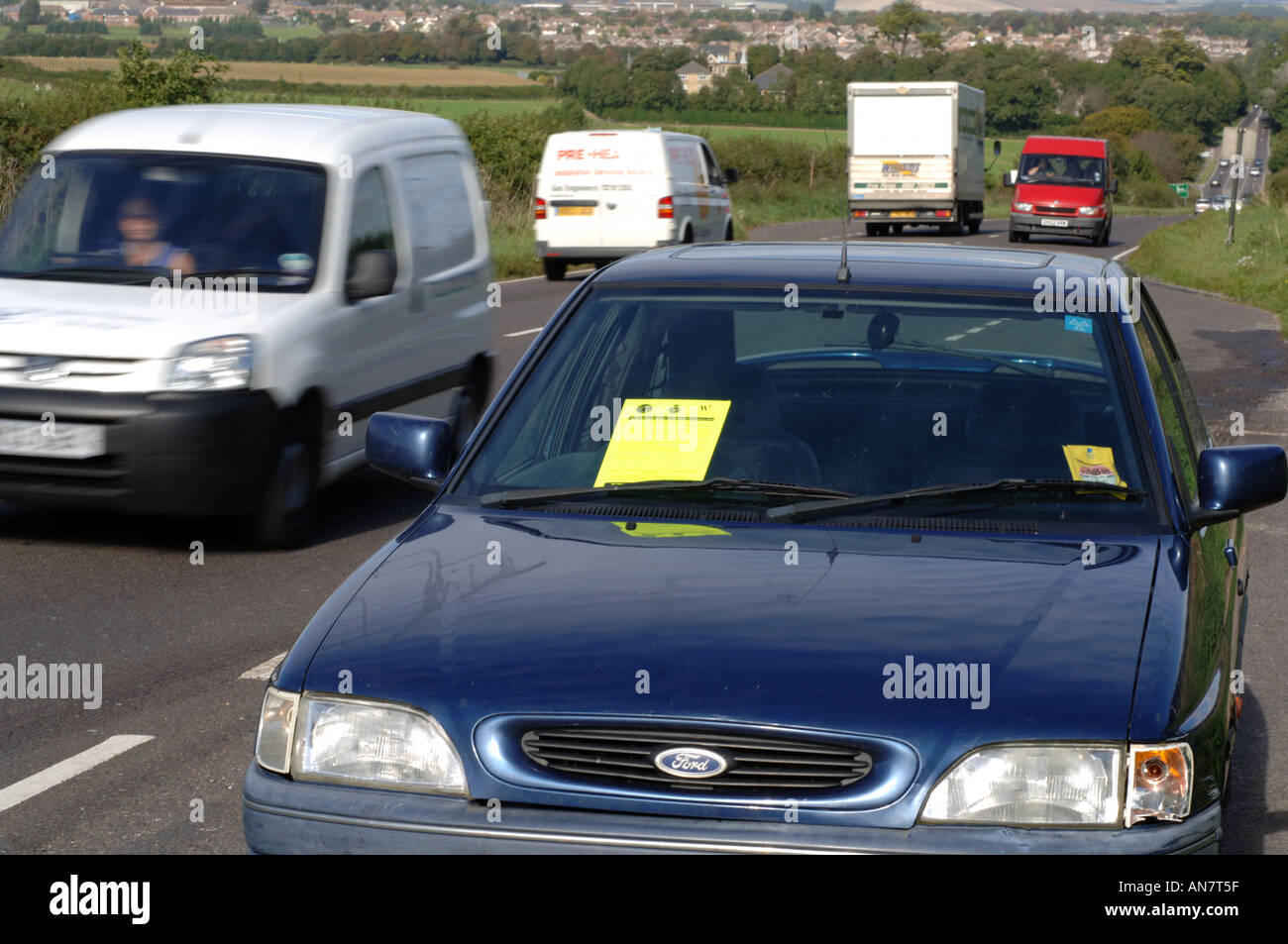 Ein verlassenes Auto mit einem Polizei bewusst Hinweis angebracht Stockfoto