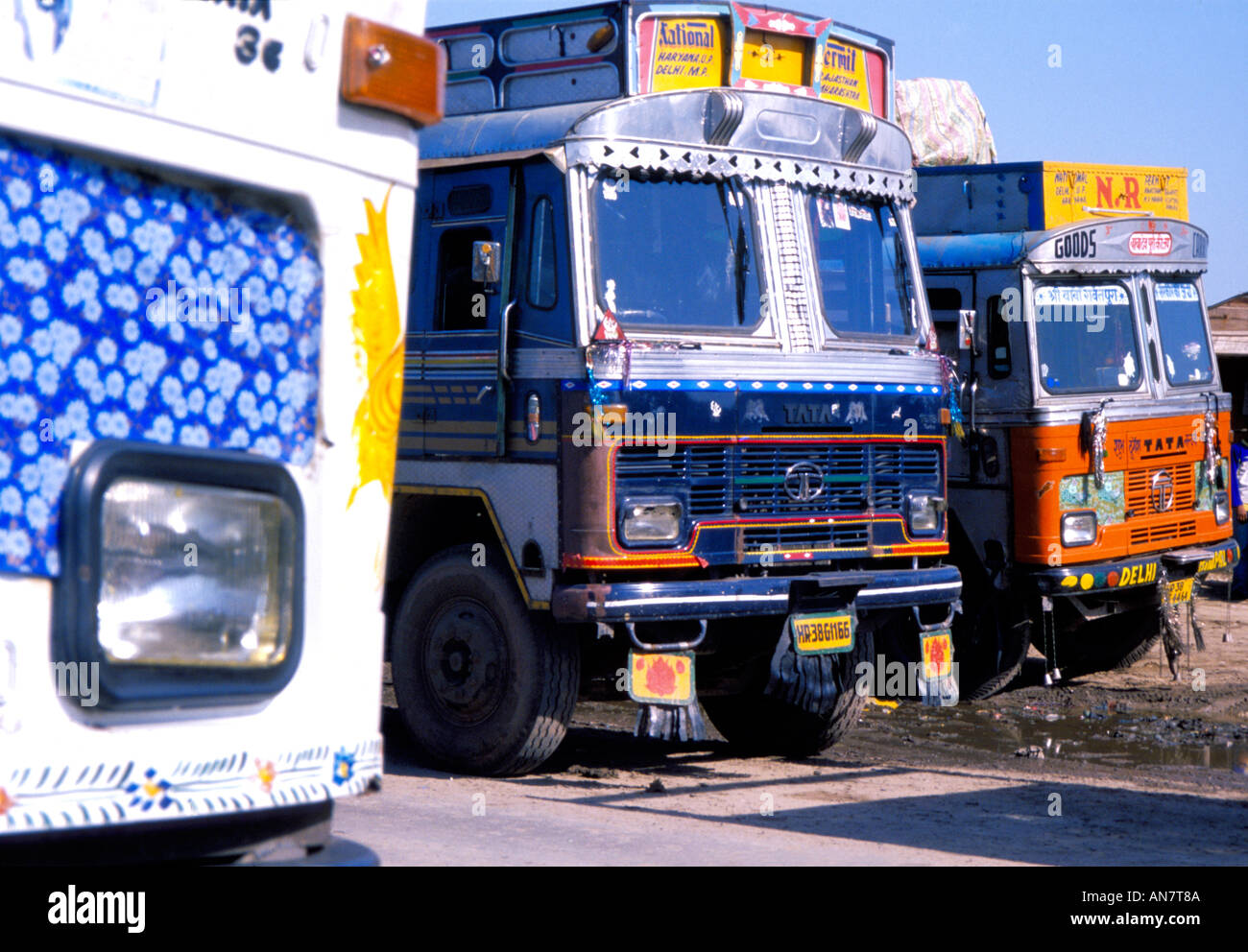 Indische LKW im Depot Utar Pradesh Indien Asien dekoriert Stockfoto