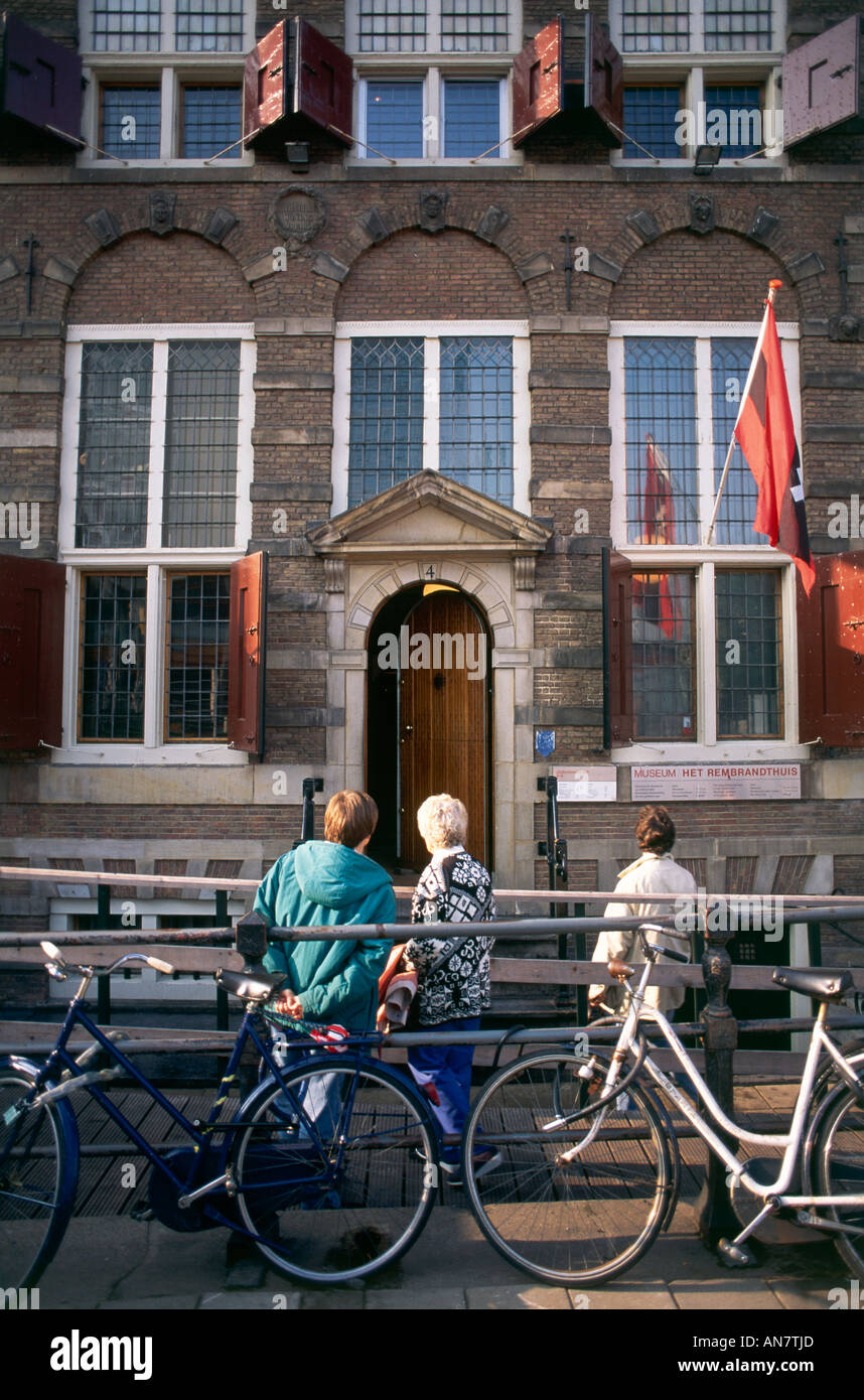 Besucher, die Vermessung der Fahnen an der Fassade des Rembrandt s Haus beherbergt die Maler von 1639 auf Amsterdam s Jodenbreestraat 4 6 Gehäuse jetzt ein Museum für die Künstlerleben und arbeiten Stockfoto