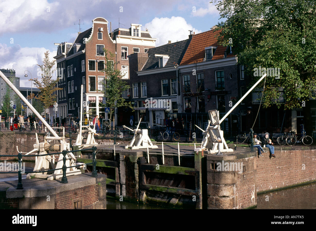 Eine kleine Zugbrücke geöffnet, um Boote, pass auf den Baum beschattet Singel Gracht im 15. Jahrhundert s Verteidigungslinie der Amsterdam nun ein Wohngebiet der Stadt Stockfoto