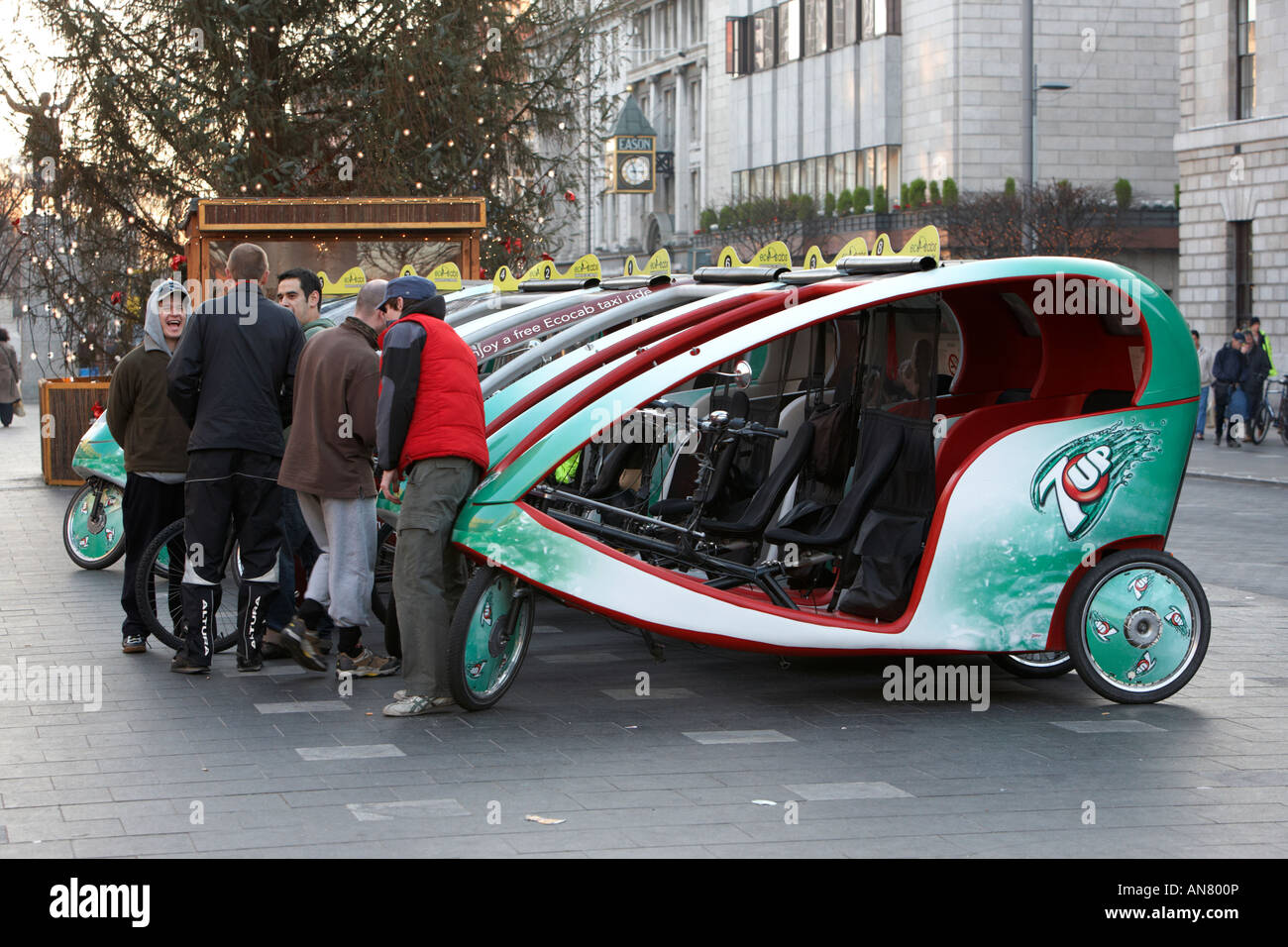 Ecocabs pedal angetriebene Taxis geparkt in der Mitte o Connell street Dublin Republik von Irland Stockfoto