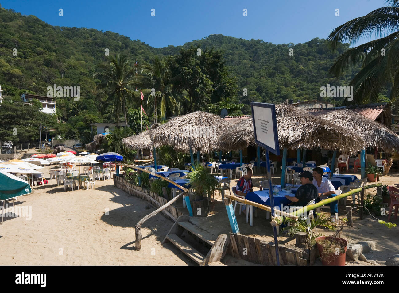 Strand und Strandbar in das Dorf von Boca de Tomatlan, südlich von Mismaloya, Puerto Vallarta, Jalisco, Pazifikküste, Mexiko Stockfoto