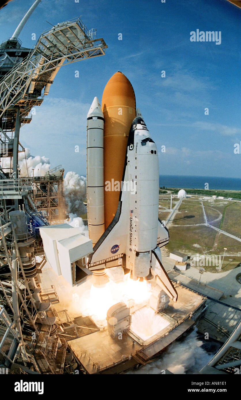 Space Shuttle Endeavour hebt erstellen Wogen von Rauch und Dampf auf dem Weg in den Weltraum für die Mission STS-111 Stockfoto
