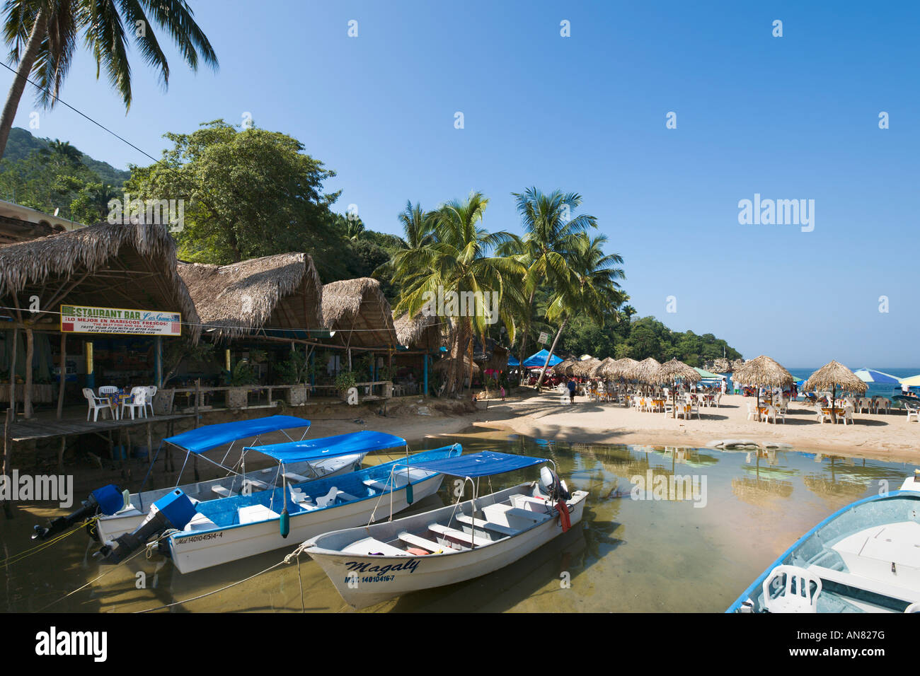 Beachfront Restaurant und Boote auf Mismaloya River, Mismaloya, Puerto Vallarta, Jalisco, Pazifikküste, Mexiko Stockfoto