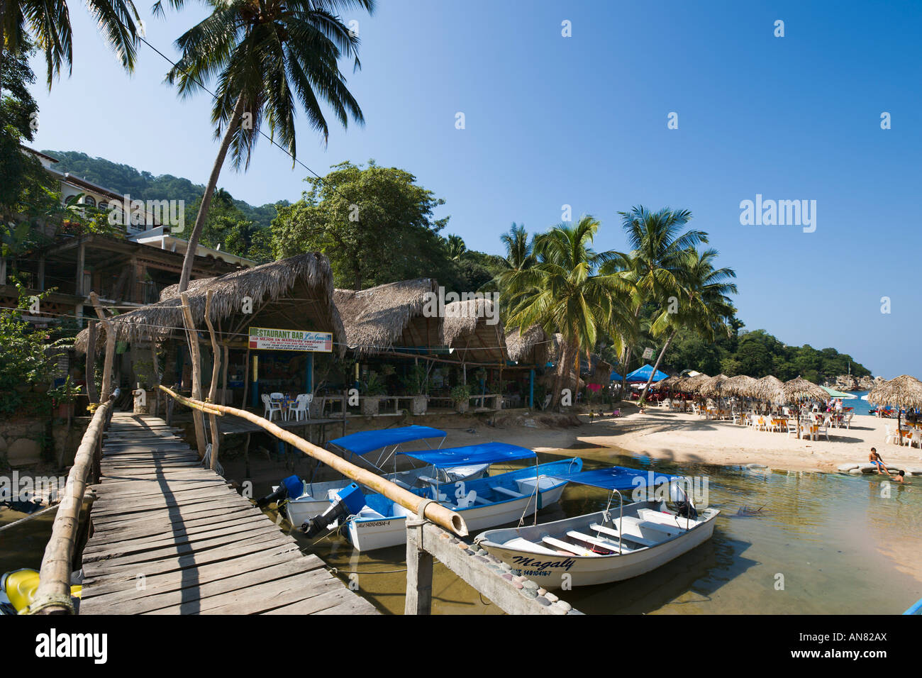 Beachfront Restaurant und Boote auf Mismaloya River, Mismaloya, Puerto Vallarta, Jalisco, Pazifikküste, Mexiko Stockfoto