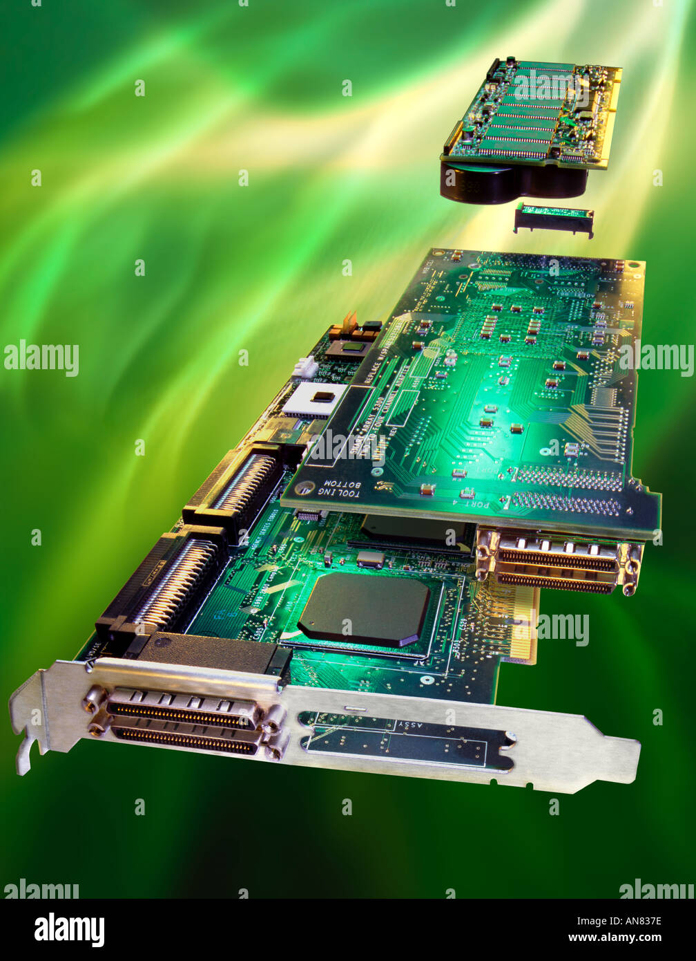 fliegende Computer-Interface-Karten auf grün Stockfoto