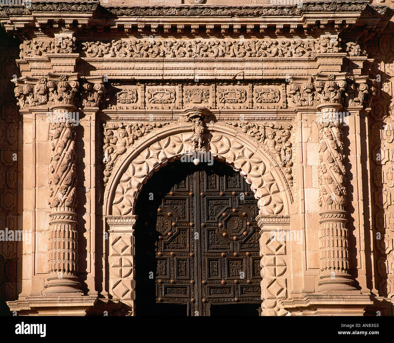 Detail der mexikanischen Barock Fassade von Zacatecas Kathedrale mit symmetrischen Mustern rund um die Tür, flankiert von Spiralsäulen und verkrustet mit Reliefs im Jahr 1752 begann und schließlich im Jahre 1862 geweiht Stockfoto