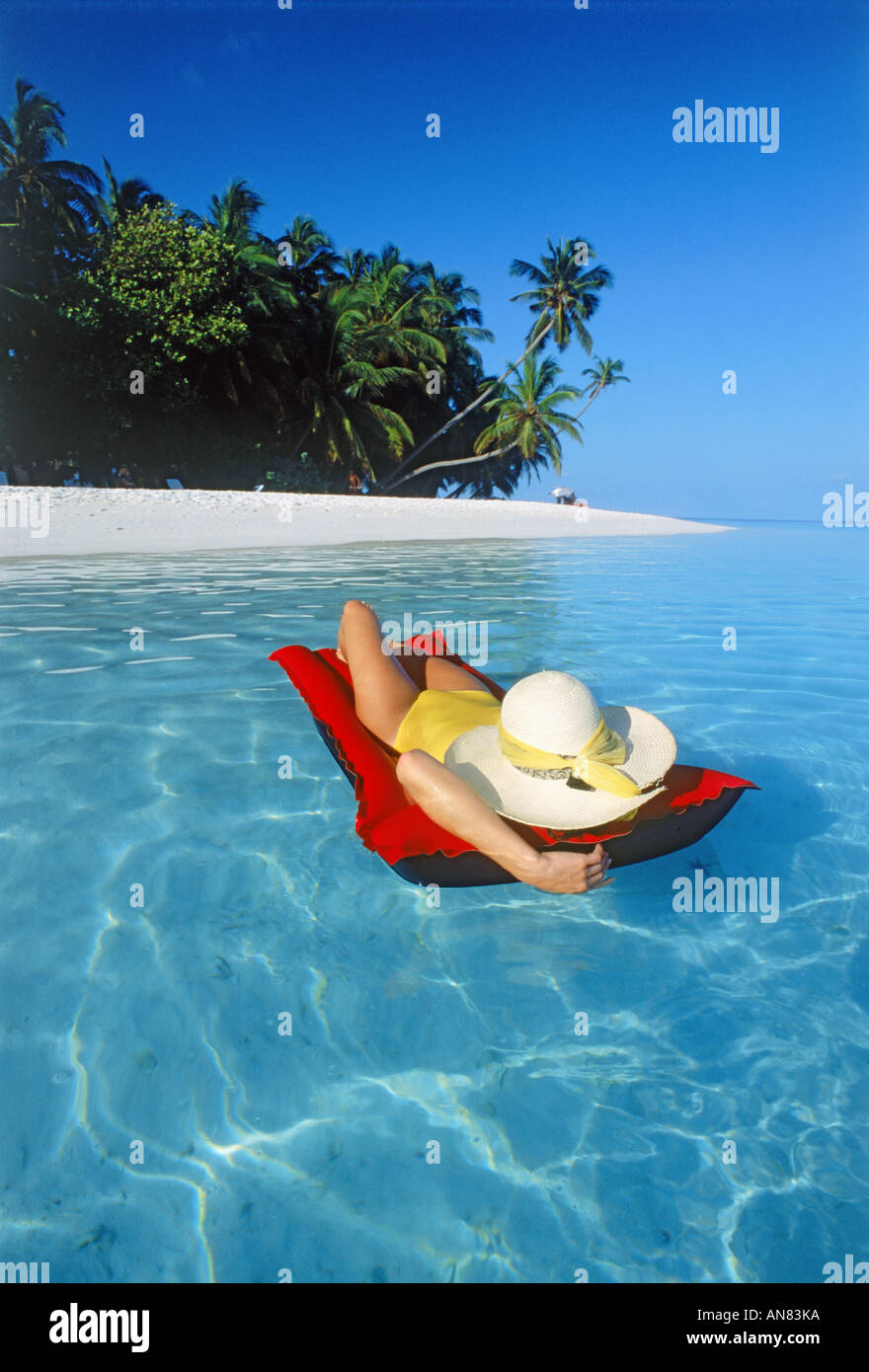 Frau auf Luftmatratze im tropischen Paradies Stockfoto