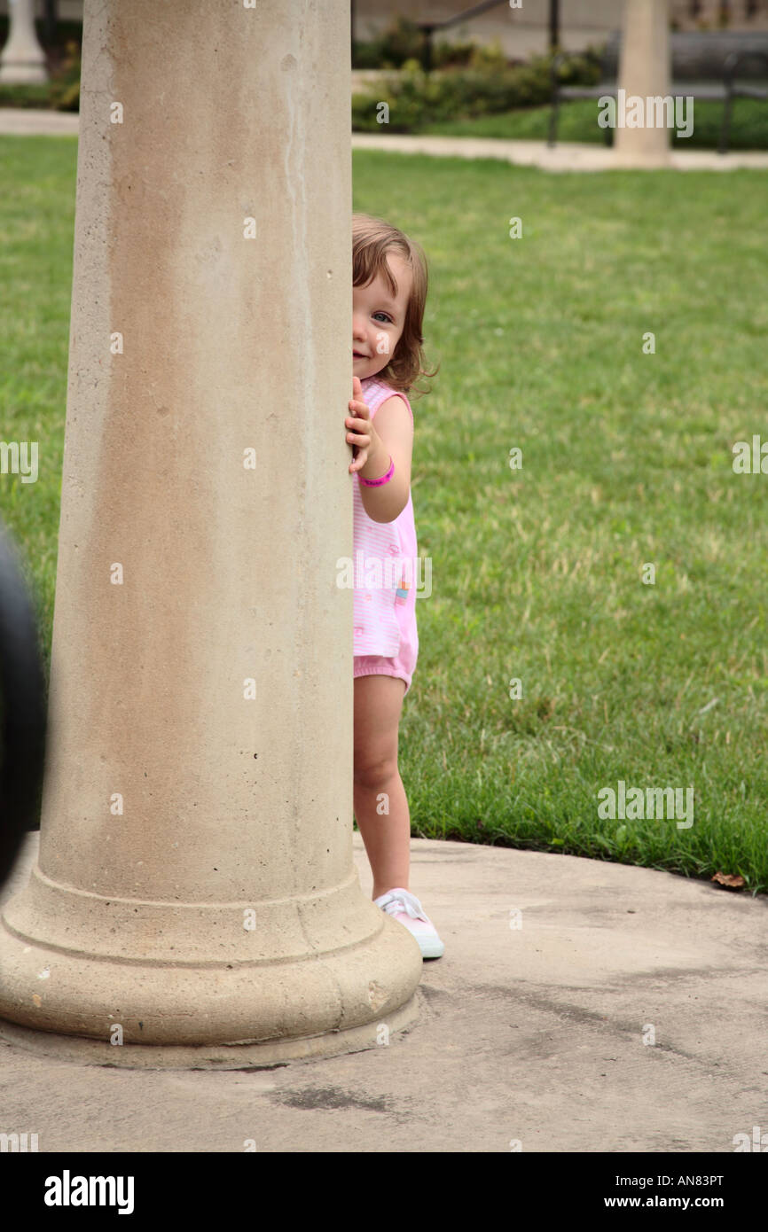 Kleine Mädchen spielen Peek-A-Boo Stockfoto