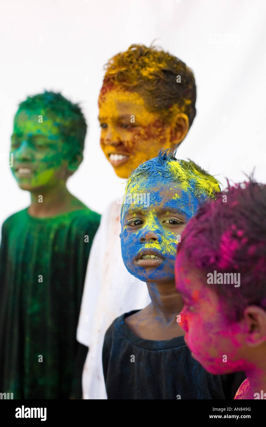 Indischen Jungen mit Farbpulver Pigment bedeckt Stockfoto